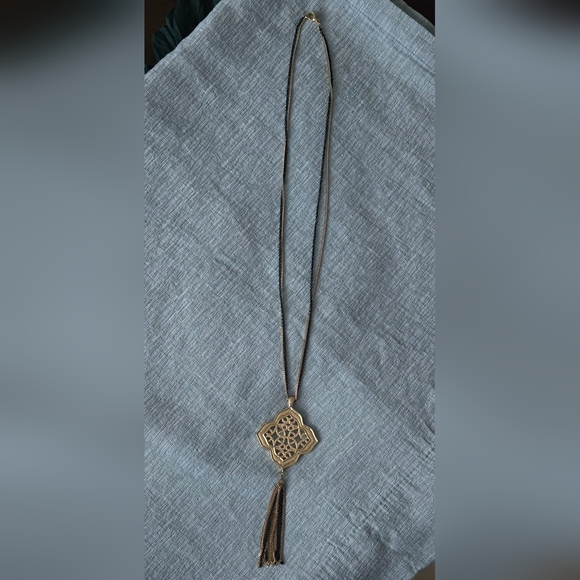 🌸HP🌸Long Black and Gold Chain Statement Piece w/Large Gold Pendant - Picture 2 of 4